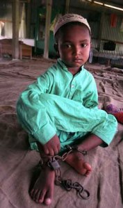 Enfant enchaîné dans une madrassa
